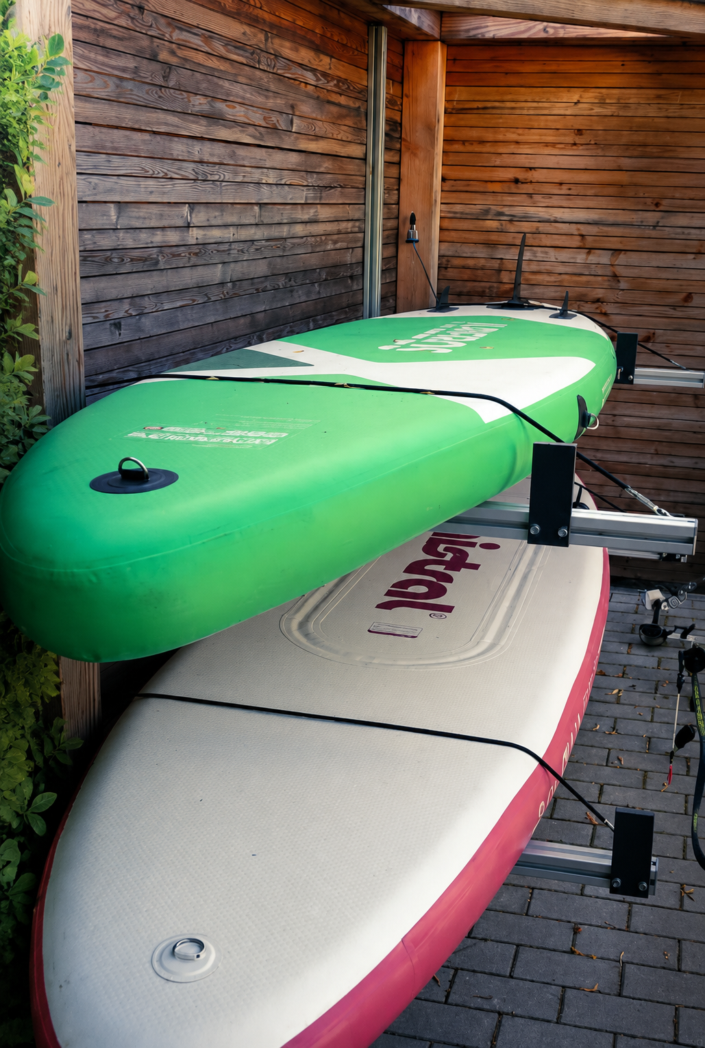 SUP-Boards bereit am Bootshaus